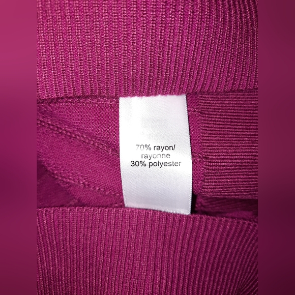 Maurices Sweetheart neckline fuschia Sweater size large excellent used condition - Picture 3 of 8